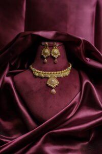 Antique Kundan Work Gold Necklace (36.075 gm gross / 34.840 gm net)